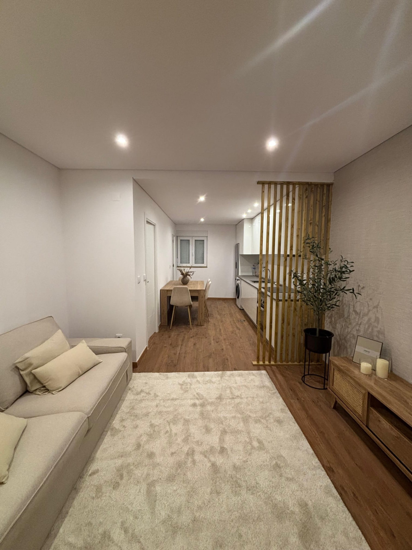 Sala e cozinha separadas por ripado de madeira